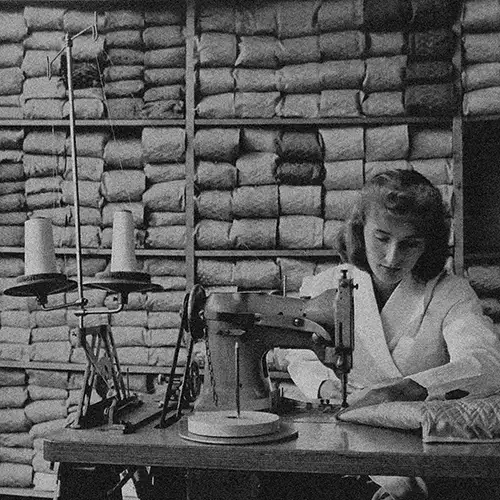 Sfeerafbeelding: Historie - Vrouw achter een naaimachine
