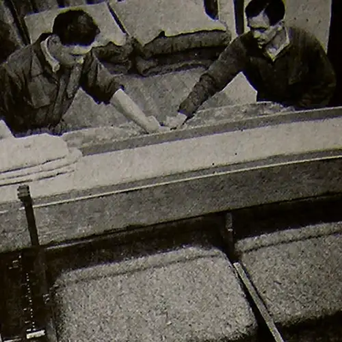 Sfeerafbeelding: Historie - Twee mannen werkend in de fabriek van Ubica
